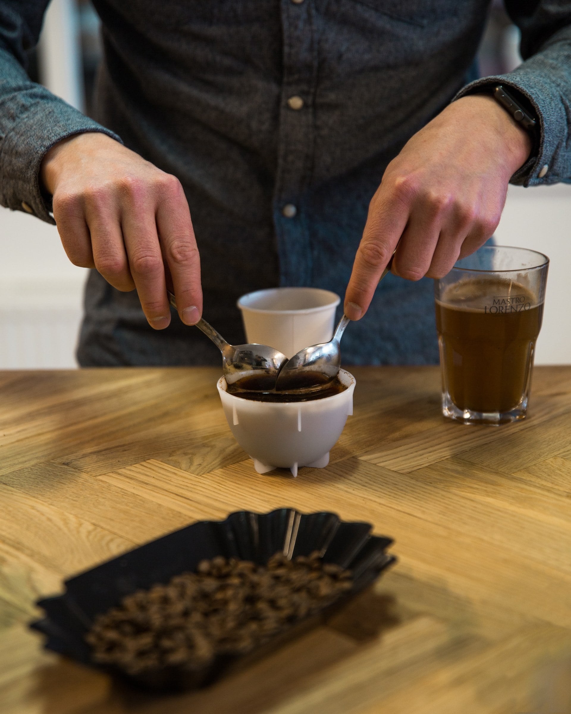 Kristian smager og kontrollerer kaffen — Kristians Kaffe risteri