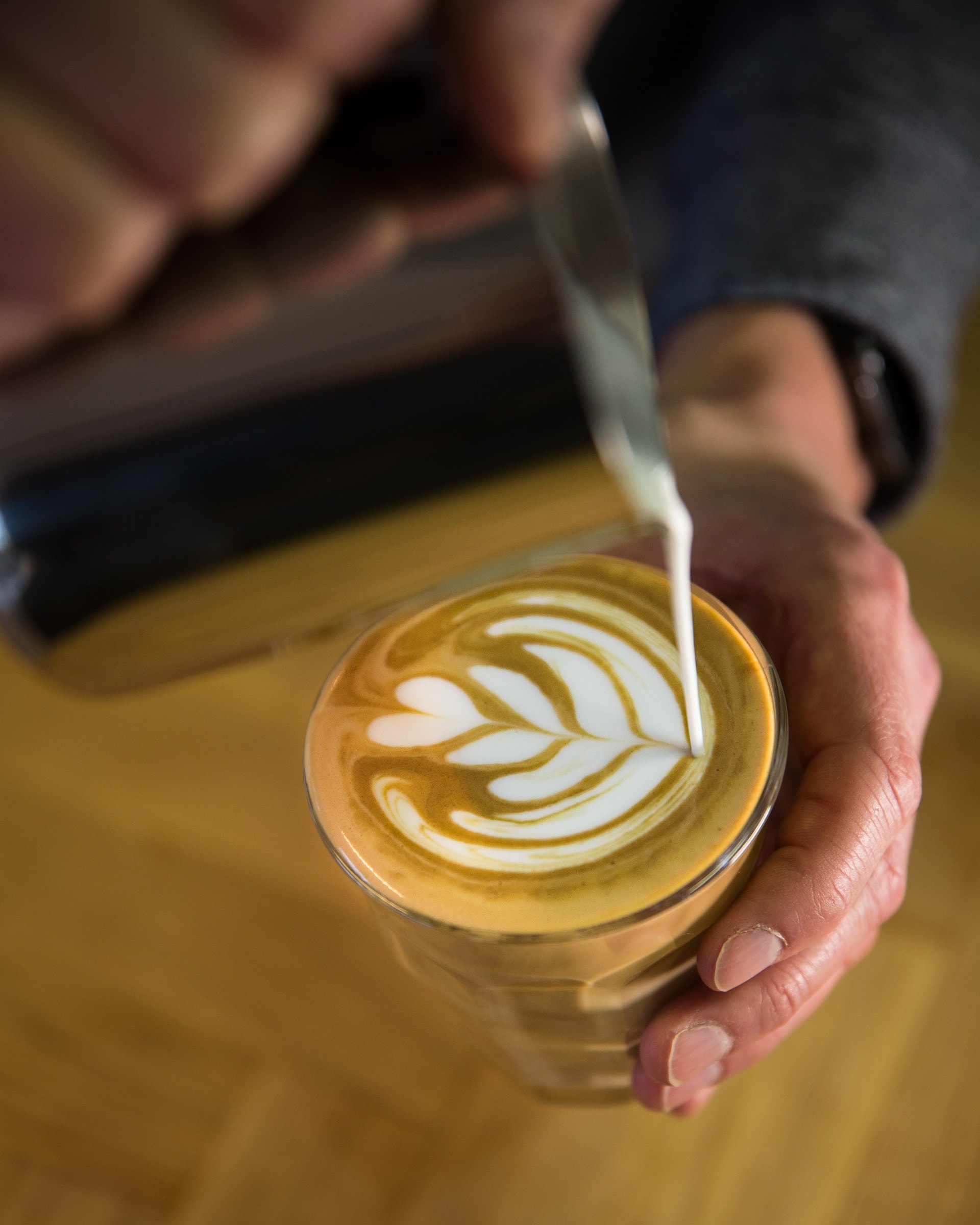 Professionel barista hælder latte art — Lej en Barista