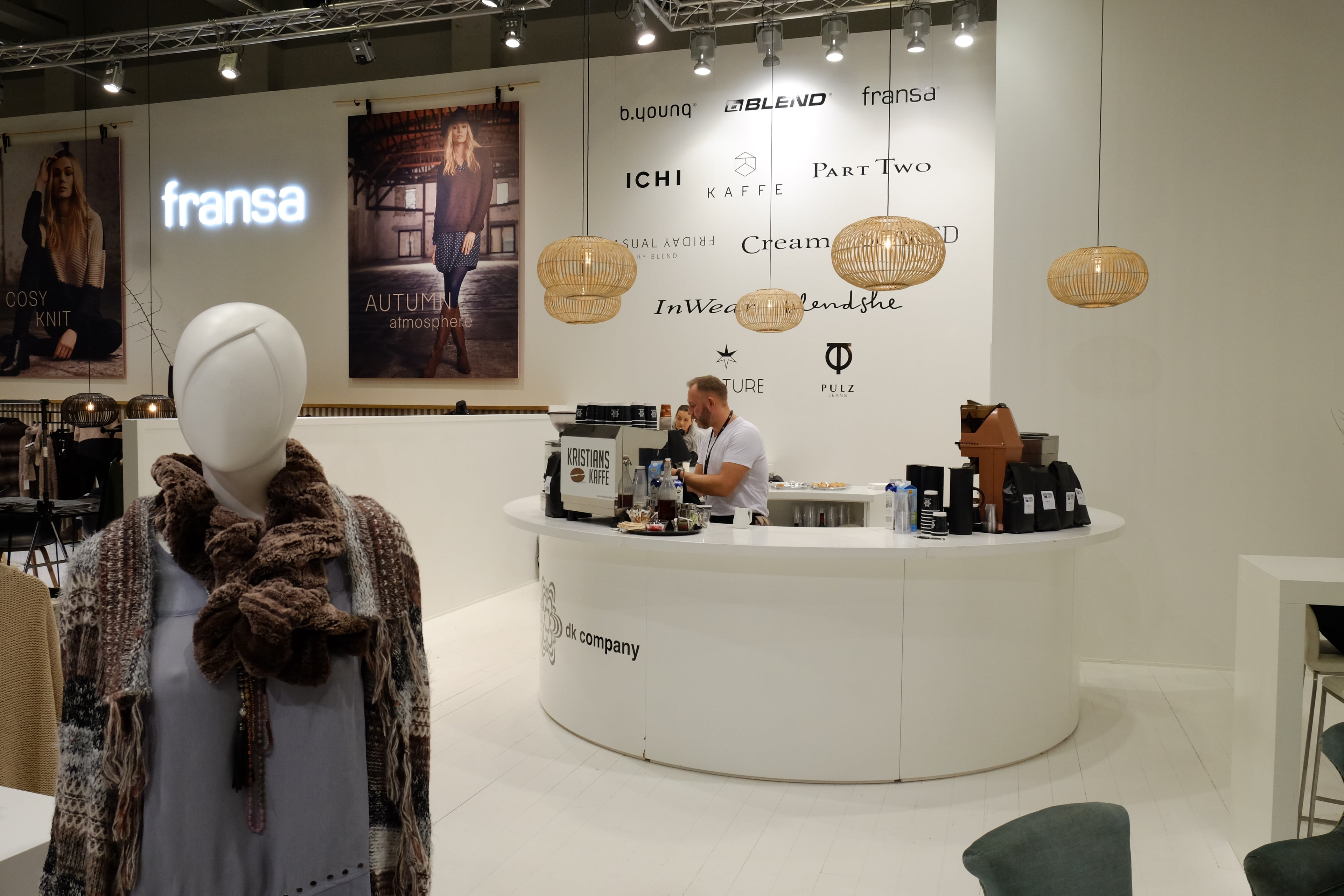 DK Company — Kristian som barista på messestand